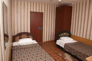 Гостиница Чита Чита Двухместный номер с 2 отдельными кроватями и общей ванной комнатой-1